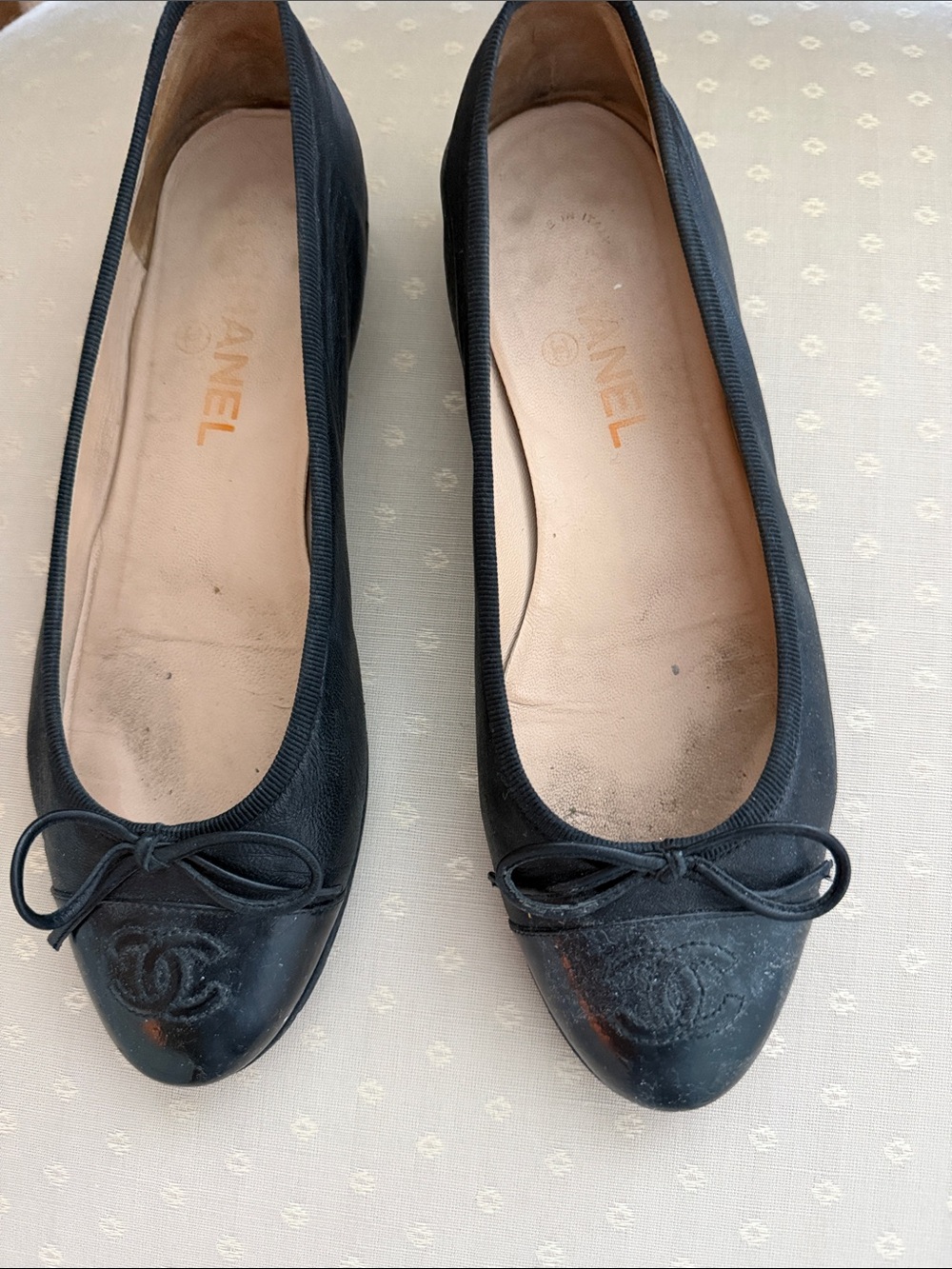 CHANEL Black Ballet Flats with Bow and Embossed CC